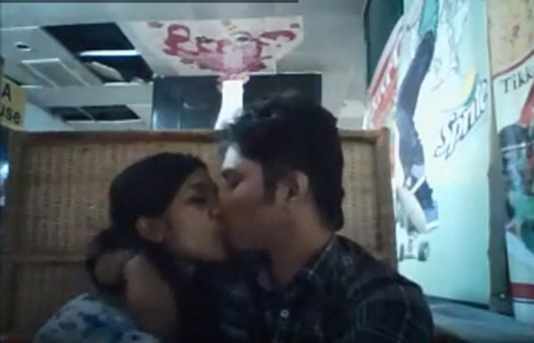 retaurant-kissing