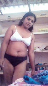 பிரா ஜெட்டி மட்டும் அணிந்து