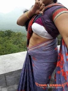 முலை காண்பிக்கும் ஆண்டி