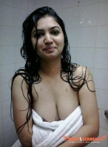 துண்டு அணிந்த காம கன்னி