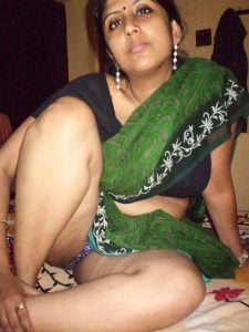 பச்சை சாரி அணிபச்சை சாரி அணிந்த ஆண்டி ந்த ஆண்டி