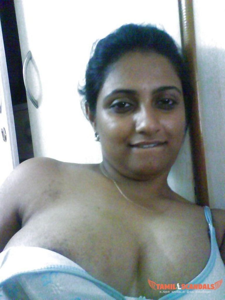 செக்ஸியாக உதடை கடிக்கிறாள்