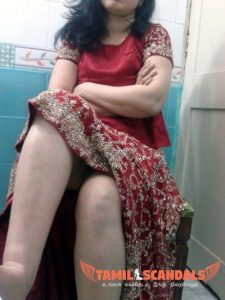 பாவாடை அணிந்த ஆன்டி 