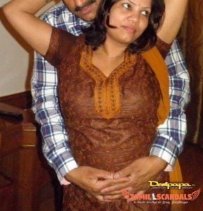 ஆண்ட்டி கள்ள காதலனுடன் இருக்கிறாள் 