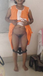 பேன்டியை கயட்டி கூதியை காண்பிக்கிறாள் 