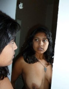 முலையை காண்பித்து நிற்கிறாள் 