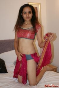 புடவையை அவிழ்க்கிறாள் 