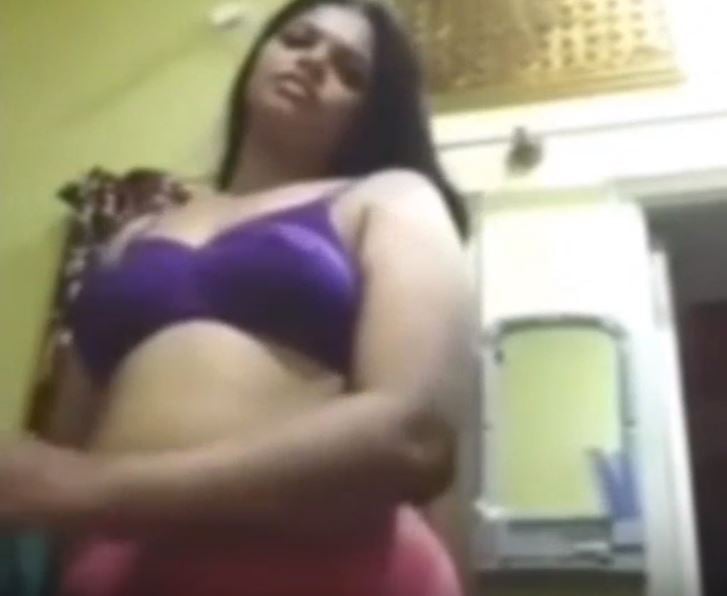 ஆடை களத்ற்றும் செக்ஸ்யி லேடி