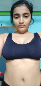 கருப்பு ப்ரா அணிந்து இருக்கிறாள் 