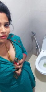 பாத்ரூமில் முலையை பிசைகிறாள்