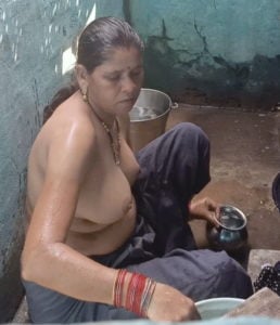 வில்லேஜ் ஆண்டி குளியல்