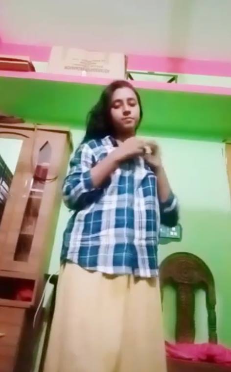 ஆடைகள் கழற்றும் அக்கா ஆபாசம்