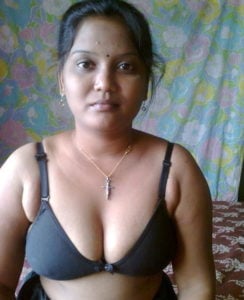பிளாக் ப்ராவுடன் முலை