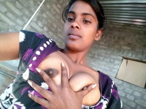 வில்லேஜ் கேர்ள் பூப்ஸ்