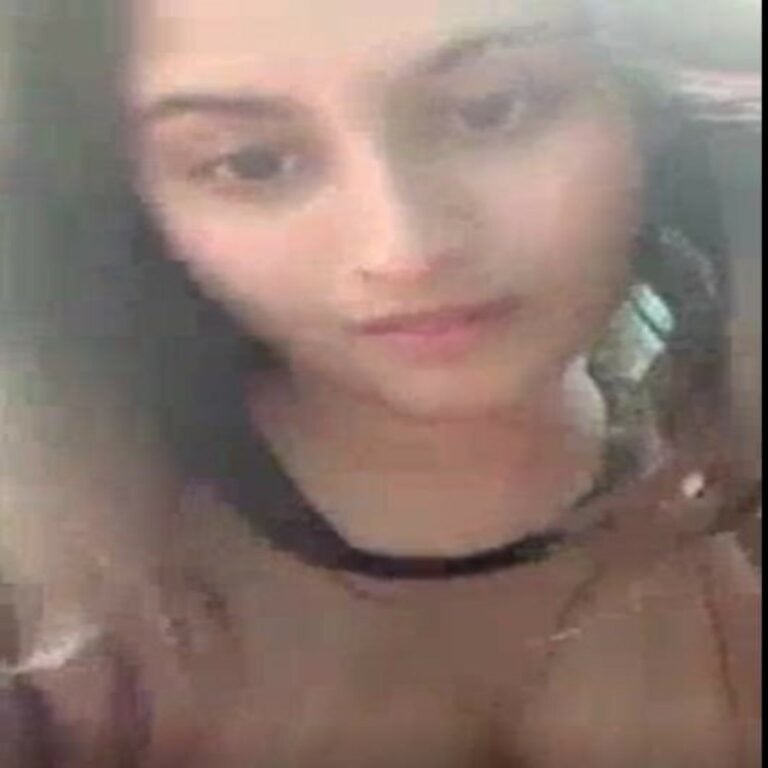 முலைகளை காண்பித்து மூடு ஏற்றும் காமப்படம்