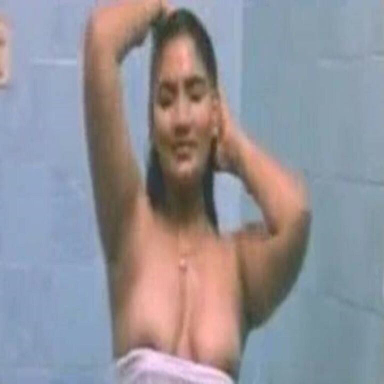 மல்லு மசாலா ஆண்டி குளிக்கும் ஆபாச வீடியோ