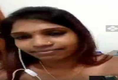முலைகளை காண்பிக்கும் மனைவி