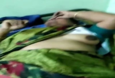 பக்கத்துக்கு வீட்டு ஆண்டி காண்பிக்கும் புண்டை