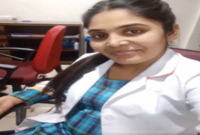 டாக்டர் மங்கை முலை காண்பிக்கிறாள்