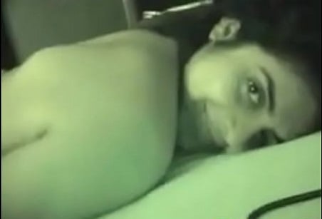 பழைய தமிழ் நடிகை மகள் காதலனுடன் லீலை