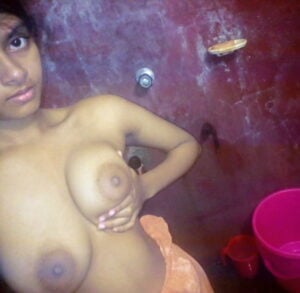 குளிக்கைகள் டீன் பெண்ணின் மார்பகம் 