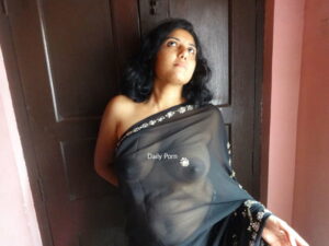 கருப்பு சாரி அணிந்திருக்கும் கவர்ச்சி ஆண்டி எங்க இருக்க