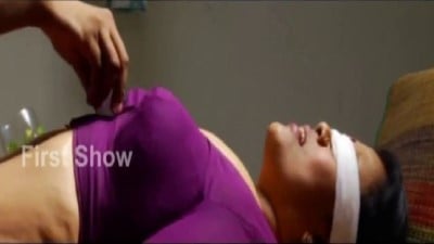 ஆண்டி தொப்புளில் ஐஸ் வச்சி விளையாடும் வாலிபன்