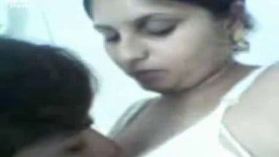 இரண்டாவது அம்மா பெரிய மொலை பால் குடிக்கும் மகன்