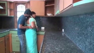 மாமா பூசித்த அத்தையை தடவிய வாலிபன்