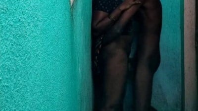 மாளிகைக்கடைக்காரன் பொண்டாட்டி சுவரில் சாய்த்து ஓழ்