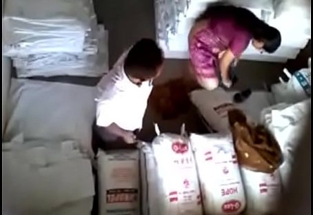 கடைக்கார பெண்ணின் புண்டை நக்கும் முதலாளி