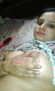 மார்பகதினை மசாஜ் செய்து முலை ஆபாசம்