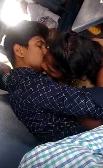 ரயில் பயனதினில் முத்தமிடும் ஜோடிகள்