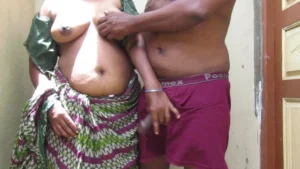 ஆண்டி சுன்னி தடவுகிறாள்
