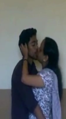லேடீஸ் ஹாஸ்டல் பாத்ரூமில் நுழைந்து கிஸ்