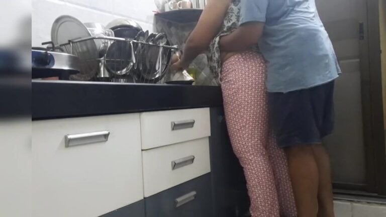 கொழுத்த பொண்டாட்டியை கிச்சனில் நிற்கவெச்சு ஓத்தேன்