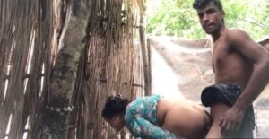 ஆன்டியை குனிய வச்சி செய்கிறான்