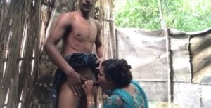 ஆன்டி சுன்னி ஊம்புகிறாள்