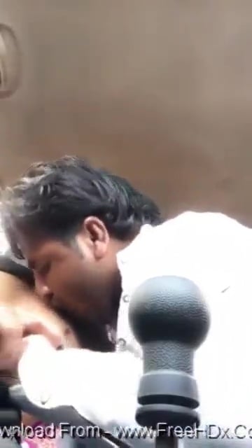 டாக்ஸி டிரைவர் OTP சொல்லவந்த பெண்ணின் முலை சப்புகிறான்
