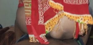 ஸரீ கழட்டி ஓல் அடிக்கிறாள்