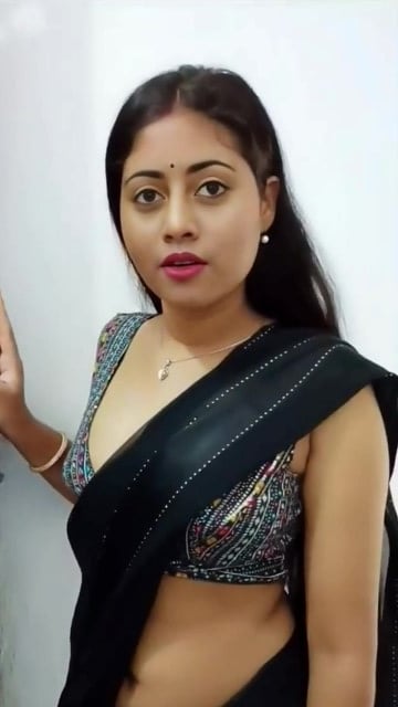 சொக்க வைக்கும் கவர்ச்சி நடிகையின் செக்ஸ் காமப்படம்