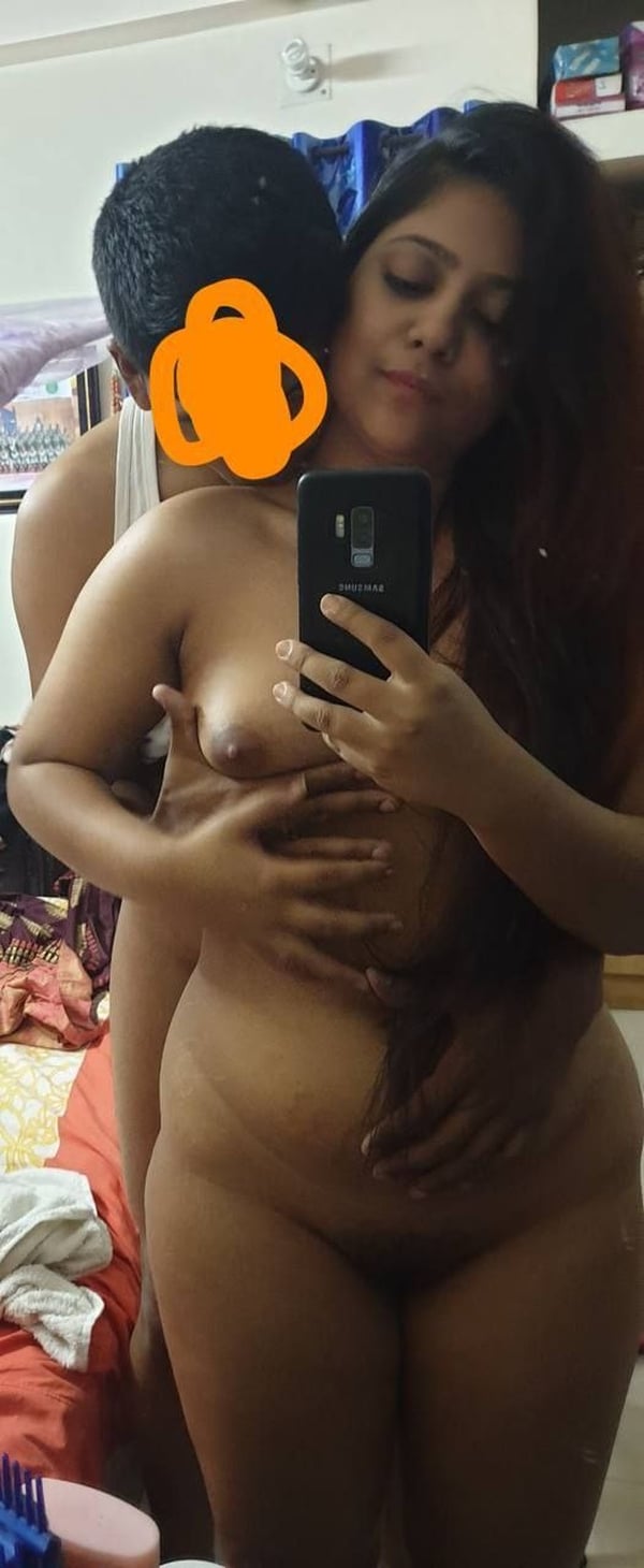 காதல் ஜோடி நியூட் போஸ் போட்டோ