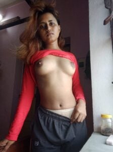 மேலாடை இல்லாத இளம் பெண்