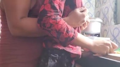 சமையல் செய்ய விடாமல் கூதியில் பூலை விட்டேன்