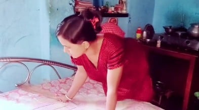 உள்ளாடை போடாத புது மனைவி வீட்டு வேலைகள் பார்க்கிறாள்