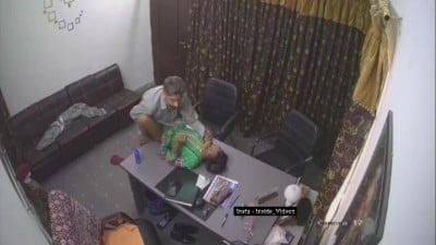 வயது அதிகமான ஆபீஸ் அங்கிள் மீட்டிங் ரூம் டேபிள் செக்ஸ்