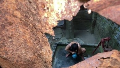கிராமத்து ஆன்டி புண்டை முடி சேவ் பண்ணுகிறாள்