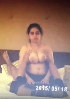 தேவிடியா பெண்ணின் மார்பகம் கசக்கி ஆபாசம்