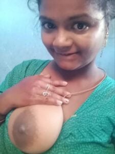 இளம் பெண் முலை அழகு படம்