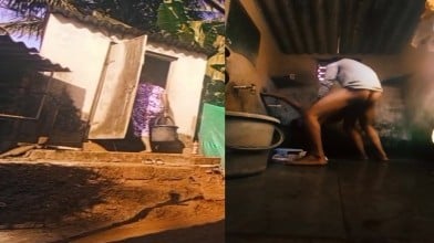 பக்கத்துவீட்டு அம்பிகா அக்கா பாத்ரூமில் திருட்டு செக்ஸ்